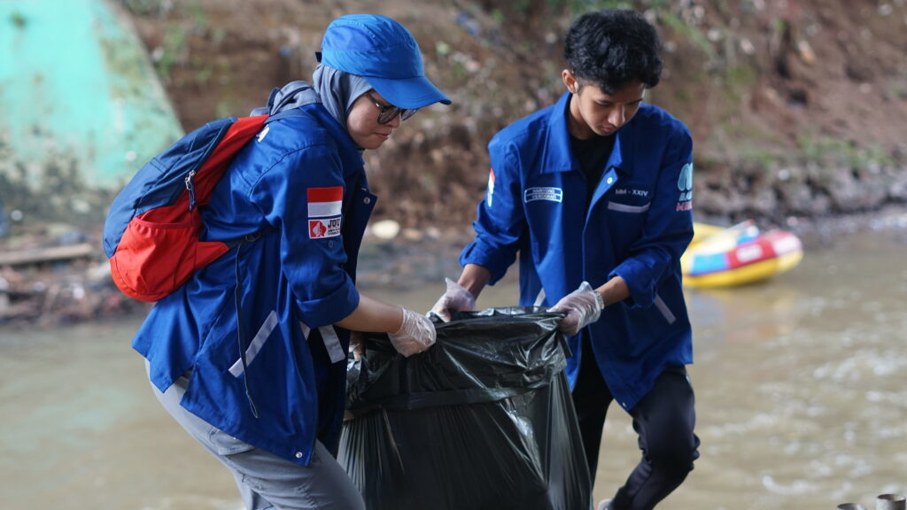 UKM Multimedia JGU Gelar Aksi Pengabdian Masyarakat "Back to Nature" di Sungai Ciliwung