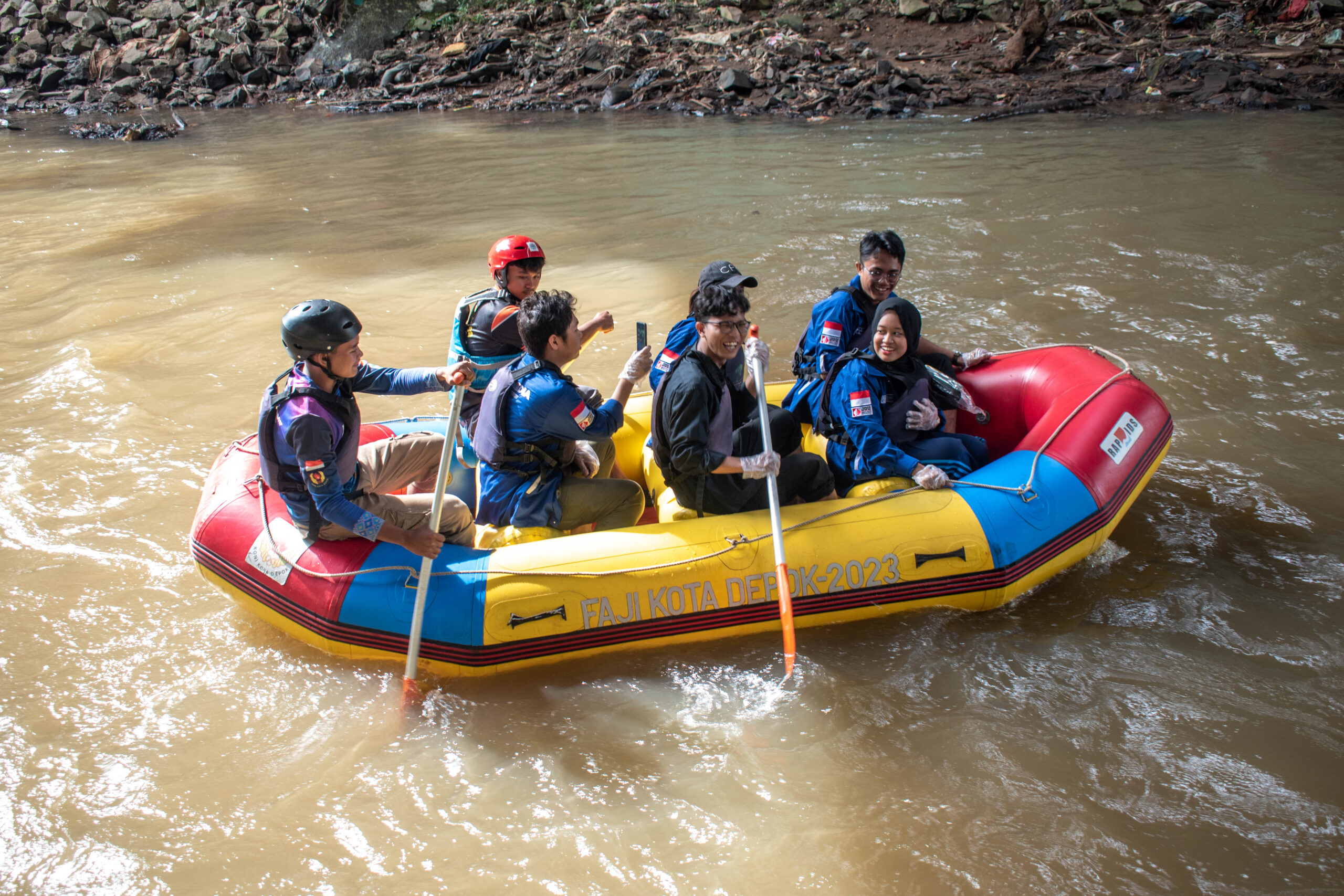 UKM Multimedia JGU Gelar Aksi Pengabdian Masyarakat "Back to Nature" di Sungai Ciliwung