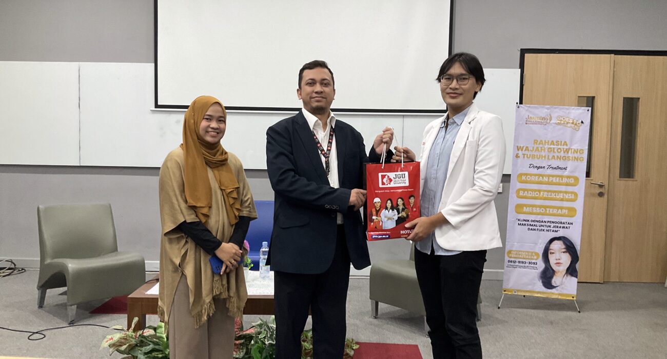 Depok 11 November – Sebagai bentuk kontribusi nyata dalam edukasi kesehatan masyarakat, Program Studi Farmasi Jakarta Global University (JGU) berkolaborasi dengan Lembaga Kanker Indonesia menyelenggarakan Pharmacy Seminar Series bertajuk “Cegah Kanker Sedini Mungkin” pada 11 November 2024 di Jakarta Global University. Kegiatan ini mengusung semangat pencegahan kanker sejak dini, khususnya bagi masyarakat usia produktif. Seminar nasional ini menghadirkan dua narasumber utama: Anggraeni Dwi P., Amd.Keb. Dr. Rina Adriany, Apt., M.Si. Keduanya membawakan materi mengenai langkah-langkah pencegahan kanker, pentingnya pemeriksaan kesehatan rutin, serta penerapan gaya hidup sehat sebagai upaya perlindungan sejak dini. Peserta diajak memahami faktor risiko kanker, tanda-tanda awal yang perlu diwaspadai, hingga strategi sederhana yang bisa diterapkan dalam kehidupan sehari-hari. Kegiatan turut dihadiri oleh Ariep Jaenul, S.Pd., MSc.Eng., Wakil Rektor I bidang Akademik, dan Dr. Alhara Yuwanda, S.Si., M.Si., Kaprodi S1 Farmasi sekaligus Dekan Farmasi JGU. Dalam sambutannya, pimpinan universitas menegaskan pentingnya peran perguruan tinggi dalam menjembatani pengetahuan akademik dengan kebutuhan riil masyarakat melalui program-program edukasi kesehatan yang berkelanjutan. Antusiasme peserta yang memenuhi ruang seminar menunjukkan bahwa isu kanker masih menjadi perhatian besar di tengah masyarakat. Sesi tanya jawab dan diskusi interaktif memperlihatkan tingginya kebutuhan informasi yang akurat dan mudah dipahami terkait pencegahan serta deteksi dini kanker. Hal ini menegaskan bahwa kegiatan edukatif seperti Pharmacy Seminar Series sangat dibutuhkan untuk membangun kesadaran dan tindakan preventif yang lebih luas. Kegiatan ini mencerminkan semangat Diktisaintek Berdampak, karena menghubungkan pengetahuan akademik dengan kebutuhan langsung masyarakat. Seminar ini juga mendukung Indikator Kinerja Utama (IKU) 2, dengan memberikan pengalaman belajar di luar kelas bagi mahasiswa Farmasi melalui interaksi langsung dengan praktisi dan komunitas. Selain itu, program ini selaras dengan capaian IKT, karena memperkuat kontribusi perguruan tinggi dalam pengabdian kepada masyarakat melalui edukasi kesehatan yang relevan dan berdampak. Sebagaimana pesan yang kembali ditegaskan dalam seminar ini, “mencegah lebih baik daripada mengobati.” Melalui rangkaian Pharmacy Seminar Series, Jakarta Global University berharap semakin banyak masyarakat yang sadar pentingnya deteksi dini dan gaya hidup sehat sebagai langkah konkrit untuk melawan kanker sejak awal.