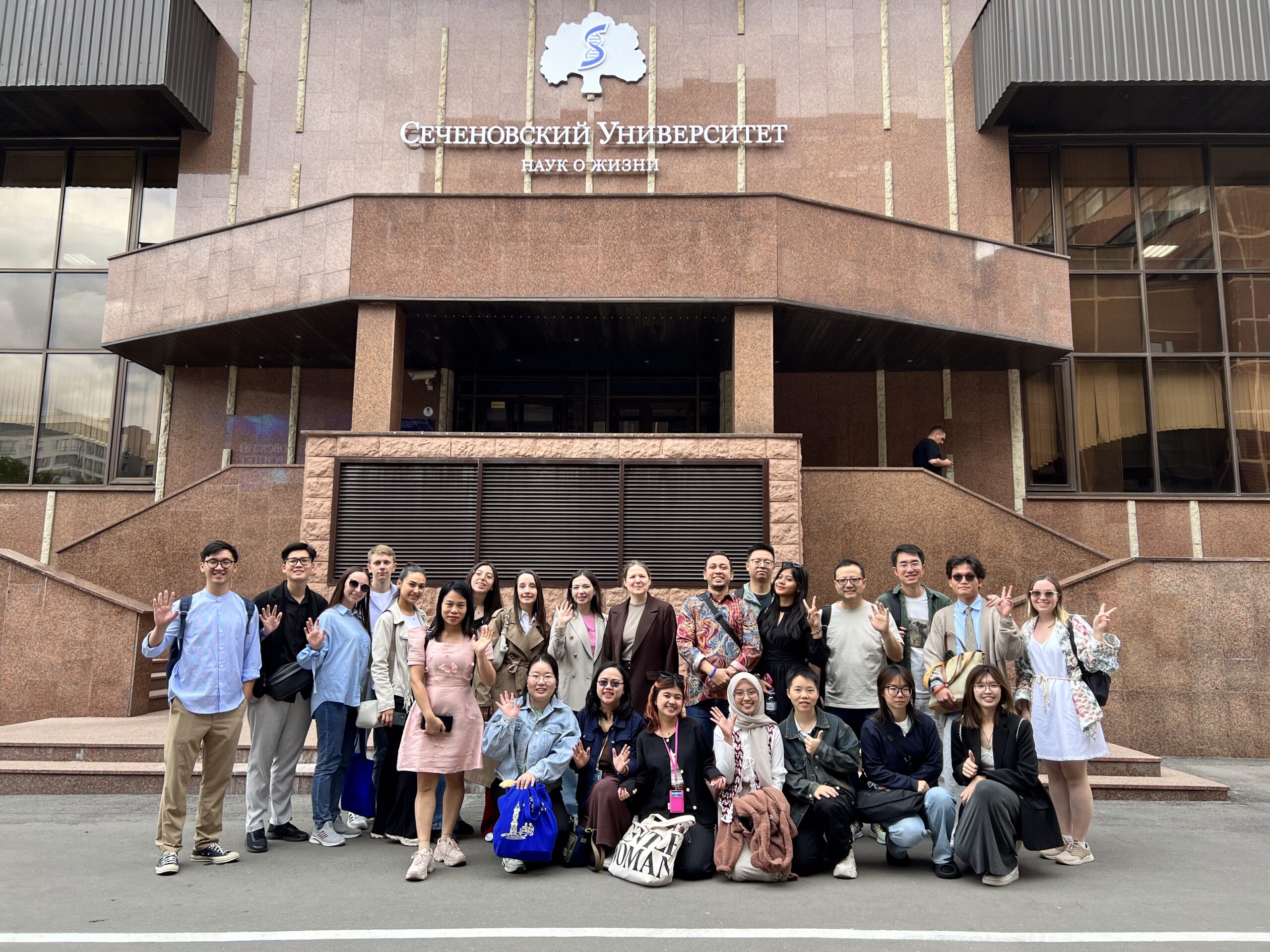 Mahasiswa Farmasi JGU Ikuti Global Leadership Program di Rusia Belajar Langsung di Pusat Riset Farmasi Internasional