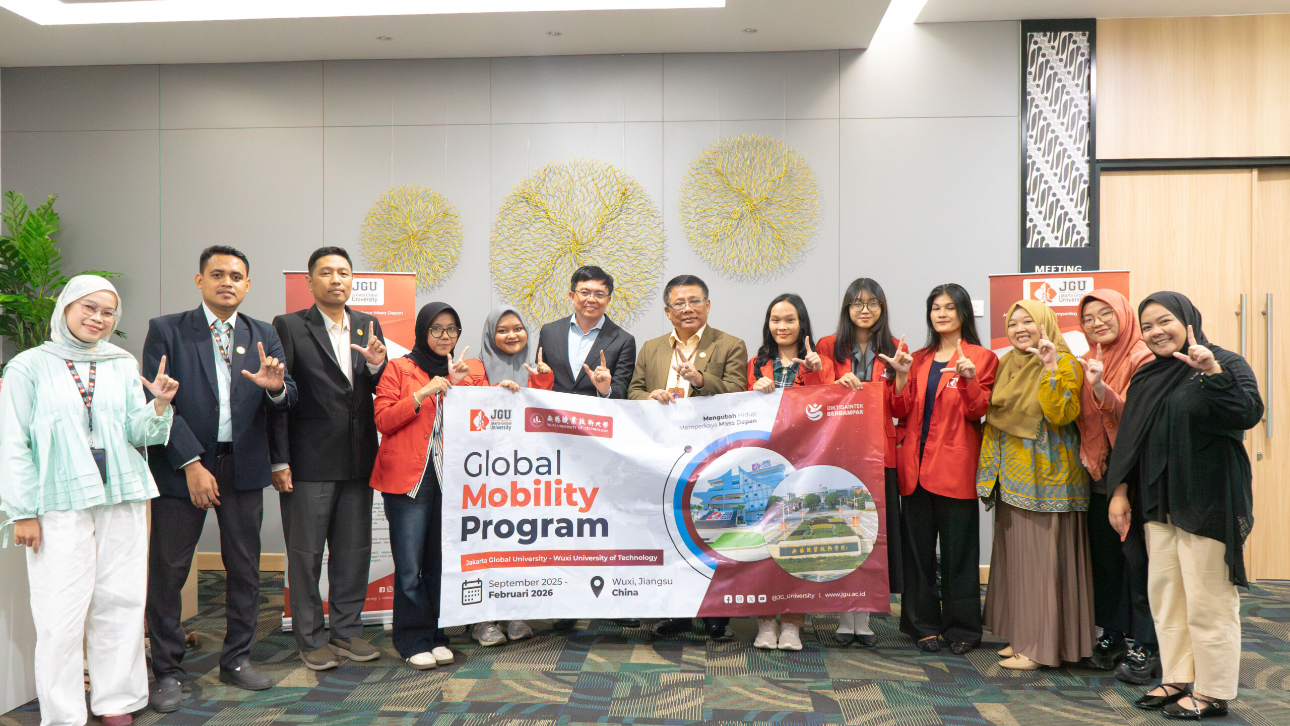 JGU Lepas Mahasiswa Bisnis Digital Ikuti Global Mobility Program ke Wuxi University of Technology, China