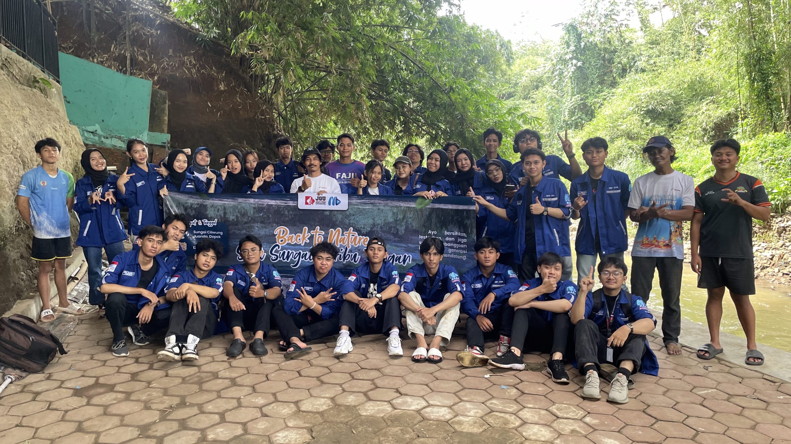 UKM Multimedia JGU Gelar Aksi Pengabdian Masyarakat "Back to Nature" di Sungai Ciliwung