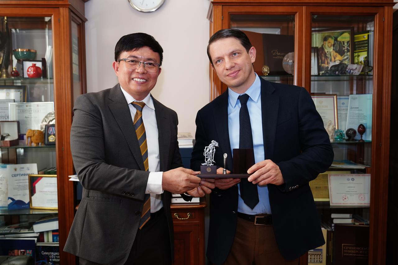 JGU Jalin MoU dengan Sechenov University Rusia, Perkuat Kerja Sama Pendidikan dan Riset Internasional - Sani Salsabil - Prof. Dr. Eddy Yusuf