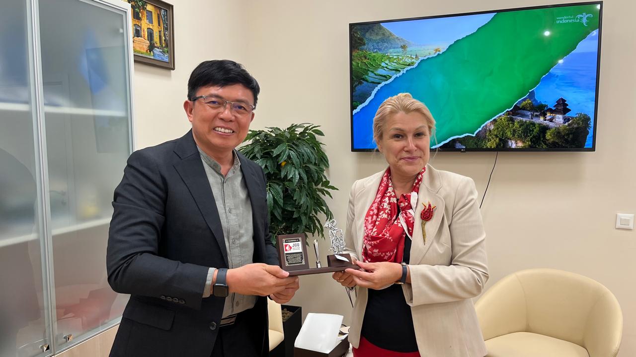 JGU Jalin MoU dengan Sechenov University Rusia, Perkuat Kerja Sama Pendidikan dan Riset Internasional - Sani Salsabil - Prof. Dr. Eddy Yusuf