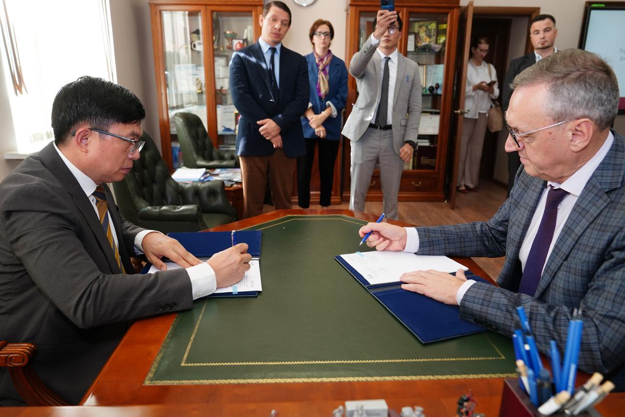 JGU Jalin MoU dengan Sechenov University Rusia, Perkuat Kerja Sama Pendidikan dan Riset Internasional - Sani Salsabil - Prof. Dr. Eddy Yusuf